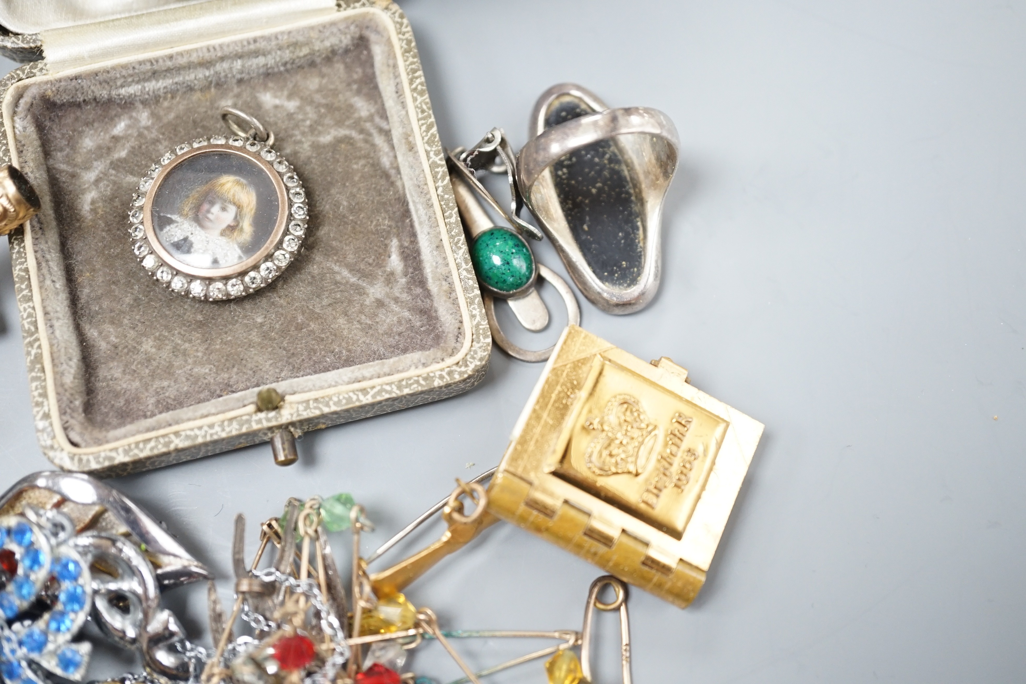 A George V silver and tortoiseshell mounted circular trinket box and a group of assorted jewellery, including costume.